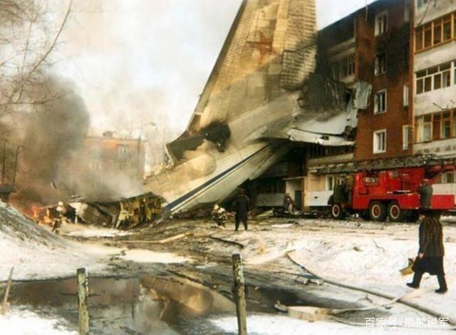 美军F16战斗机坠毁，一头将仓库屋顶撞出大窟窿，现场一片狼藉