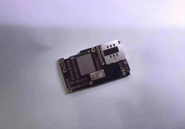 Phone11全球首拆，主板集成度高得吓人，华为三星做工集体扑街