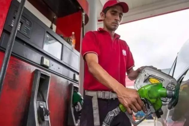 该国油轮被两颗导弹轰中！