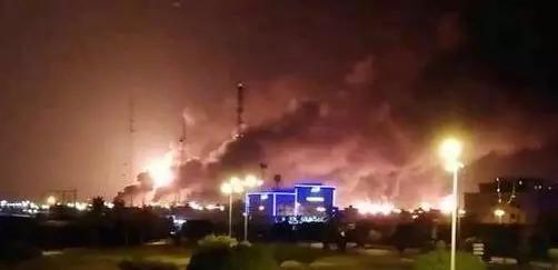 该国油轮被两颗导弹轰中！