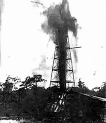 该国油轮被两颗导弹轰中！