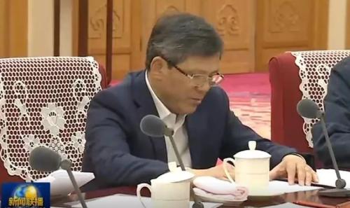 区块链彻底火了 比特币一度破万!多只A股"涨停" 更有这个大利好