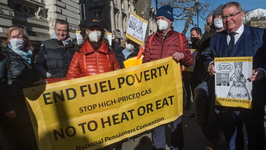 养老金领取者于 2022 年 2 月 7 日在英国伦敦举行的全国养老金领取者大会和燃料贫困行动呼吁唐宁街外举行的示威活动中抗议燃料价格上涨。