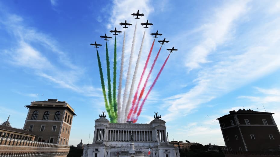 意大利特种空军特技飞行部队在罗马市上空散布带有意大利国旗颜色的烟雾。